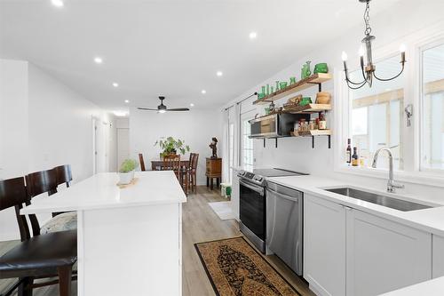 120-1255 Raymer Avenue, Kelowna, BC - Indoor Photo Showing Kitchen With Upgraded Kitchen