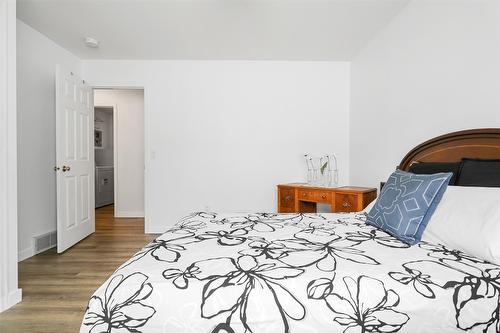 120-1255 Raymer Avenue, Kelowna, BC - Indoor Photo Showing Bedroom