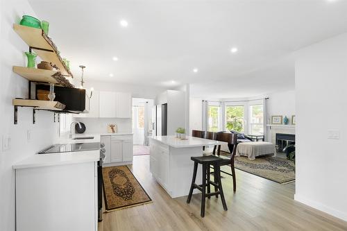 120-1255 Raymer Avenue, Kelowna, BC - Indoor Photo Showing Kitchen