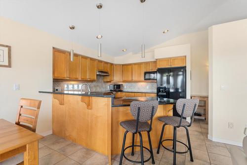 2243 Shannon Hills Place, Kelowna, BC - Indoor Photo Showing Kitchen