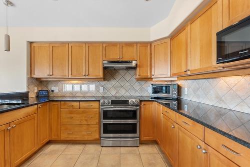 2243 Shannon Hills Place, West Kelowna, BC - Indoor Photo Showing Kitchen