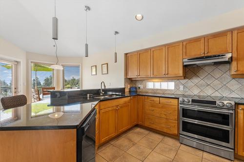 2243 Shannon Hills Place, Kelowna, BC - Indoor Photo Showing Kitchen