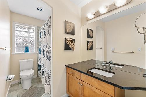 2243 Shannon Hills Place, Kelowna, BC - Indoor Photo Showing Bathroom