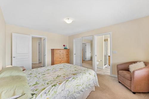 2243 Shannon Hills Place, Kelowna, BC - Indoor Photo Showing Bedroom