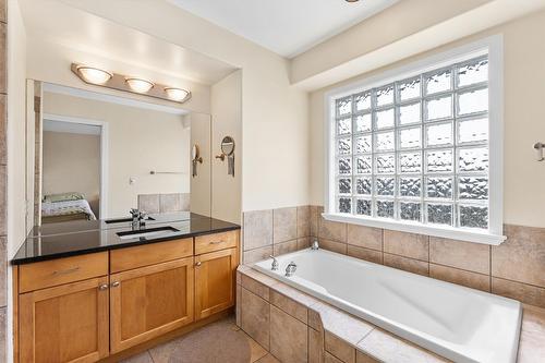 2243 Shannon Hills Place, Kelowna, BC - Indoor Photo Showing Bathroom