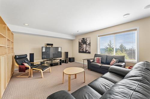 2243 Shannon Hills Place, Kelowna, BC - Indoor Photo Showing Living Room