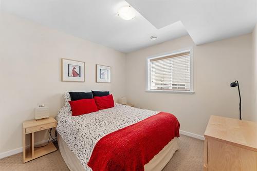 2243 Shannon Hills Place, Kelowna, BC - Indoor Photo Showing Bedroom