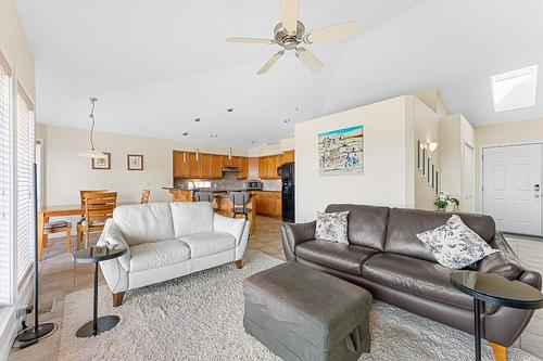 2243 Shannon Hills Place, West Kelowna, BC - Indoor Photo Showing Living Room