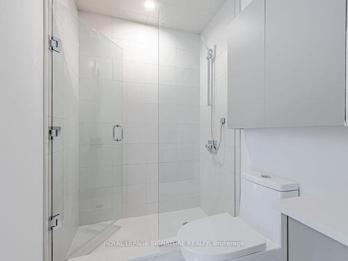 202-285 Avenue Rd, Toronto, ON - Indoor Photo Showing Bathroom