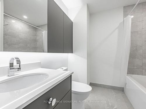 202-285 Avenue Rd, Toronto, ON - Indoor Photo Showing Bathroom