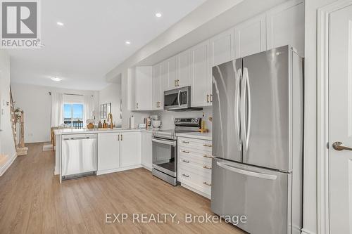 59 Edenrock Drive, Hamilton (Stoney Creek), ON - Indoor Photo Showing Kitchen With Upgraded Kitchen