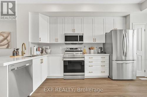 59 Edenrock Drive, Hamilton (Stoney Creek), ON - Indoor Photo Showing Kitchen With Upgraded Kitchen