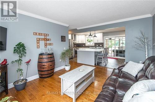 442 Barrick Road, Port Colborne, ON - Indoor Photo Showing Living Room