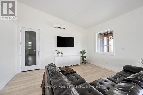 31112 Fingal Line, Dutton/Dunwich (Iona), ON - Indoor Photo Showing Living Room