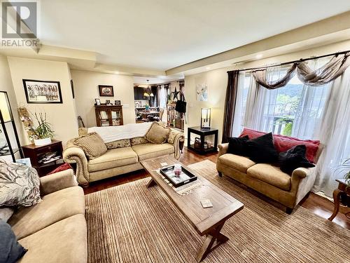 916 Scott Road, 100 Mile House, BC - Indoor Photo Showing Living Room