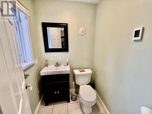 916 Scott Road, 100 Mile House, BC - Indoor Photo Showing Bathroom