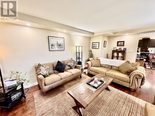 916 Scott Road, 100 Mile House, BC - Indoor Photo Showing Living Room