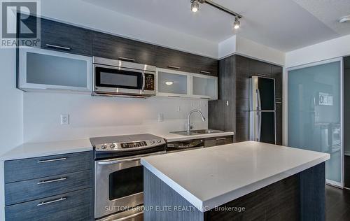 604 - 386 Yonge Street, Toronto, ON - Indoor Photo Showing Kitchen With Double Sink With Upgraded Kitchen