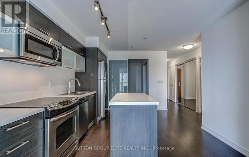 604 - 386 Yonge Street, Toronto, ON - Indoor Photo Showing Kitchen With Upgraded Kitchen