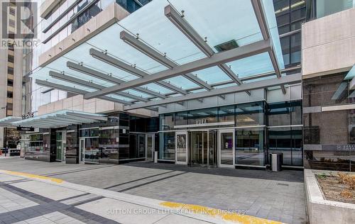 604 - 386 Yonge Street, Toronto, ON - Outdoor