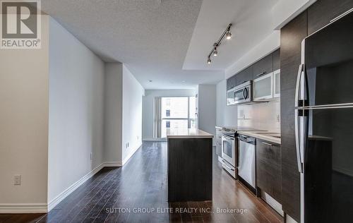 604 - 386 Yonge Street, Toronto, ON - Indoor Photo Showing Kitchen With Upgraded Kitchen