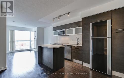 604 - 386 Yonge Street, Toronto, ON - Indoor Photo Showing Kitchen