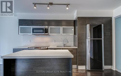 604 - 386 Yonge Street, Toronto, ON - Indoor Photo Showing Kitchen