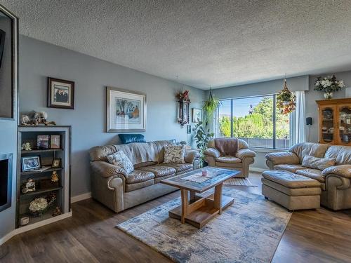 224 Cypress Ave, Kamloops, BC - Indoor Photo Showing Living Room