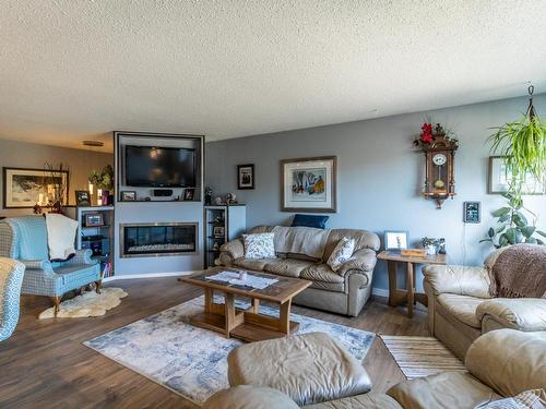 224 Cypress Ave, Kamloops, BC - Indoor Photo Showing Living Room With Fireplace