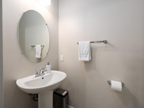 814 Invermere Crt, Kamloops, BC - Indoor Photo Showing Bathroom