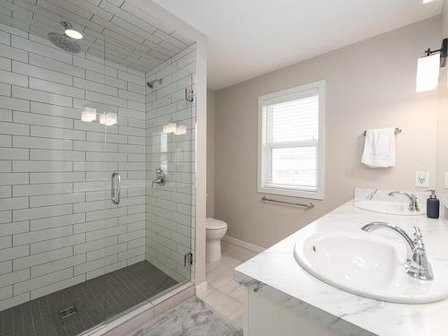 814 Invermere Crt, Kamloops, BC - Indoor Photo Showing Bathroom