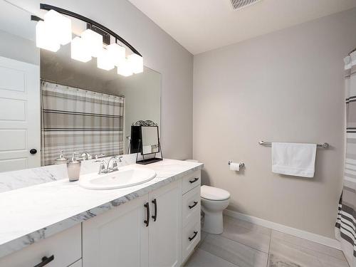 814 Invermere Crt, Kamloops, BC - Indoor Photo Showing Bathroom