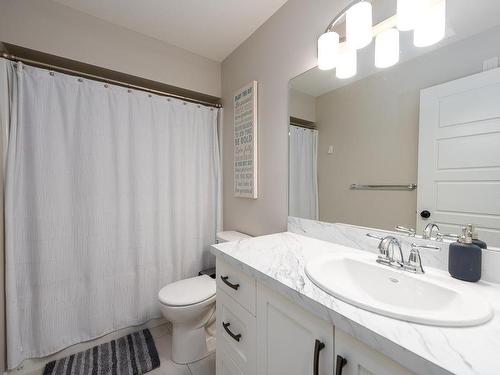 814 Invermere Crt, Kamloops, BC - Indoor Photo Showing Bathroom