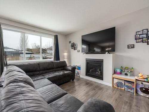 814 Invermere Crt, Kamloops, BC - Indoor Photo Showing Living Room With Fireplace