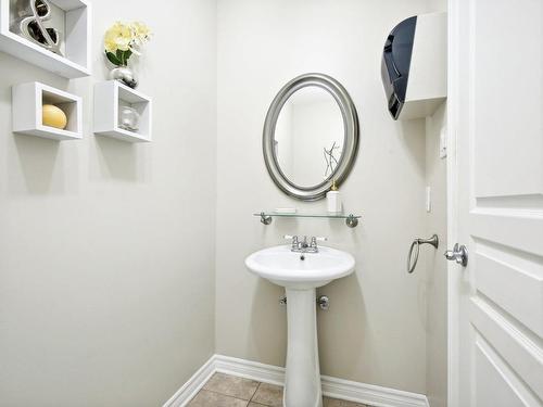 Powder room - 2631 Rue Principale, Sainte-Julie, QC - Indoor Photo Showing Bathroom