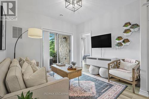 201 - 529 South Pelham Road, Welland, ON - Indoor Photo Showing Living Room