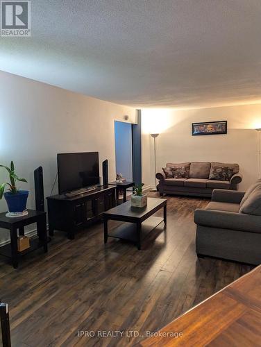 311 - 5 Vicora Linkway, Toronto (Flemingdon Park), ON - Indoor Photo Showing Living Room