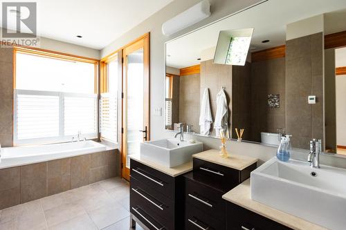 5940  3A Highway, Nelson, BC - Indoor Photo Showing Bathroom