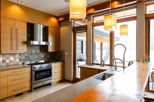 5940 Highway 3A, Nelson, BC - Indoor Photo Showing Kitchen