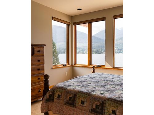 5940 Highway 3A, Nelson, BC - Indoor Photo Showing Bedroom