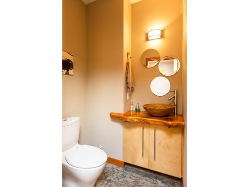 5940 Highway 3A, Nelson, BC - Indoor Photo Showing Bathroom