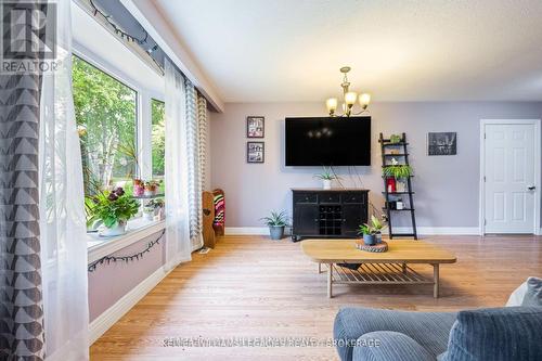 42 Adeline Avenue, New Tecumseth, ON - Indoor Photo Showing Living Room