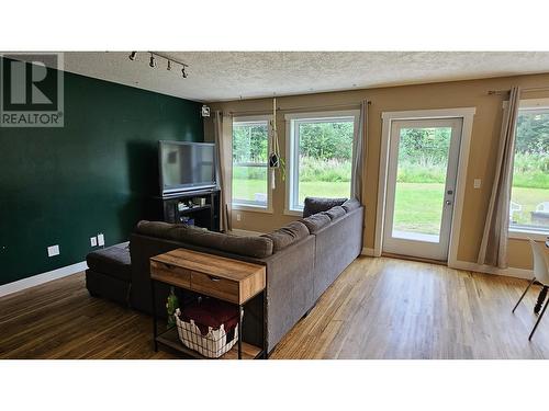 1649 Cottonwood Street, Telkwa, BC - Indoor Photo Showing Living Room