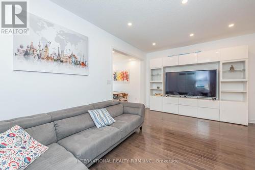 99 Huguenot Road, Oakville, ON - Indoor Photo Showing Living Room