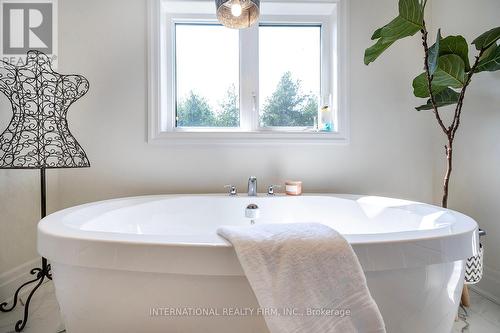 82 Hennessey Crescent, Kawartha Lakes, ON - Indoor Photo Showing Bathroom