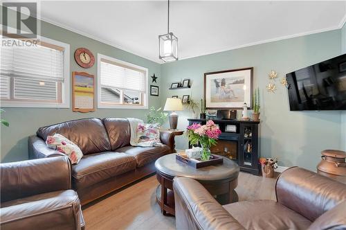 100 Seventh Avenue, Arnprior, ON - Indoor Photo Showing Living Room