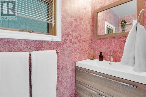 100 Seventh Avenue, Arnprior, ON - Indoor Photo Showing Bathroom