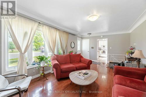 830 Upper Wellington Street, Hamilton, ON - Indoor Photo Showing Living Room