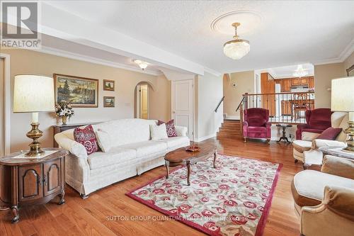 19 Meadowbrook Crescent, St. Catharines, ON - Indoor Photo Showing Living Room