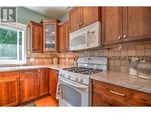 630 20 Street Ne, Salmon Arm, BC - Indoor Photo Showing Kitchen